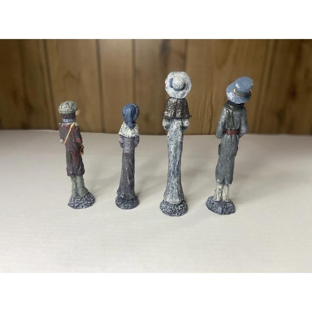 Vintage Windsor Collectible Christmas Caroler Family  Wintery Attire Set 4 Resin